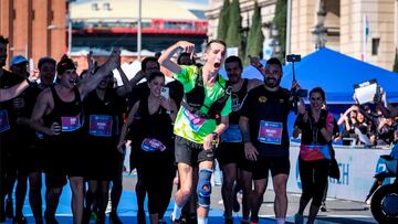 Àlex Roca hace un año, en la meta de la Maratón de Barcelona que completó.