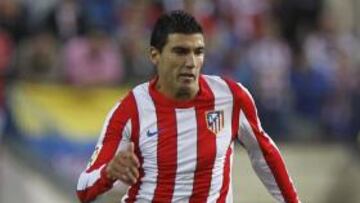 <b>FUTURO INCIERTO. </b>Reyes controla un balón en el Calderón.