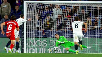 Su equipo perdió, pero si no fue por goleada fue por sun portero. David Soria detuvo dos penaltis al Levante en una masterclass del guardameta azulón.