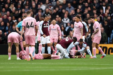 Adam Smith y Tyler Adams, del AFC Bournemouth, en el suelo del Villa Park tras sufrir un fuerte choque entre ambos.