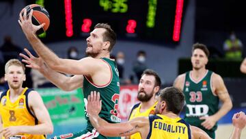 GRAF2033. VITORIA (PAÍS VASCO), 16/10/2020.- El alero esloveno del TD Systems Baskonia Zoran Dragic (i) y el escolta del Khimki de Moscú Egor Vyaltsev (d) pelean una posesión durante el partido correspondiente a la cuarta jornada de la Euroliga de baloncesto disputado este viernes en la cancha del pabellón Fernando Buesa de Vitoria. EFE/David Aguilar