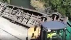 Crimen ambiental en España: Tiran vagones de tren a un río