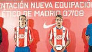 <b>LOS CAMPEONES HICIERON DE MODELOS</b>. Los cuatro jugadores del Atlético campeones de Europa Sub-17 ejercieron ayer de modelos en el acto de presentación de la nueva equipación rojiblanca. De Gea, Camacho, Sergio Rodríguez y Pichu Atienza lucieron la primera y segunda equipación del Atlético.