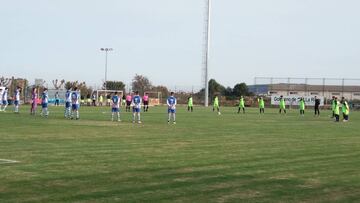 Imagen del minuto de silencio realizado en el encuentro entre el Agoncillo y el Oyonosa.