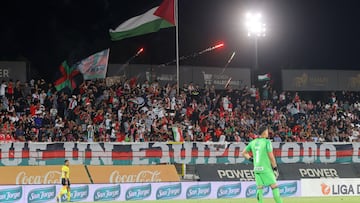 Futbol, Palestino vs Huachipato
Fecha 30, Liga de primera 2025.
Hinchas de Palestino son fotografiados durante un partido de la liga de primera contra Huachipato disputado en el estadio Municipal de La Cisterna de Santiago, Chile.
05/12/2025
Jonnathan Oyarzun/Photosport
Football, Palestino vs Huachipato
30th turn, 2025 First division league.
Palestino’s fans are pictured during first division league match against Huachipato at the Municipal de La Cisterna stadium in Santiago, Chile.
05/12/2025
Jonnathan Oyarzun/Photosport