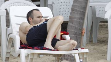 Andrés Iniesta, en una imagen de archivo, descansa estos días antes del comienzo de la temporada el 12 de julio.