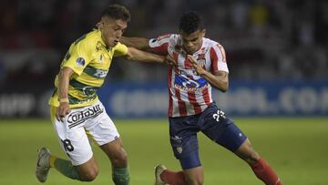 Luis Díaz ante la marca de Nahuel Molina en el partido entre Junior y Defensa y Justicia por la ida de los cuartos de final de Copa Sudamericana
