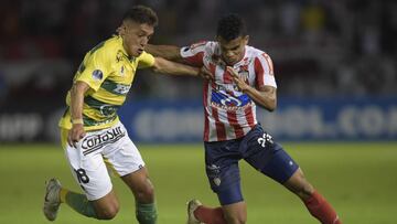 Luis D&iacute;az ante la marca de Nahuel Molina en el partido entre Junior y Defensa y Justicia por la ida de los cuartos de final de Copa Sudamericana