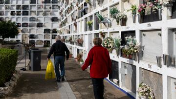 Dos personas en el cementerio de Les Preulles, a 29 de octubre de 2024, en Sitges, Barcelona, Catalunya (España). El Cementerio de Les Pruelles, ubicado en el Parque Natural del Garraf (Sitges), dispone de una superficie de 1.214 m2 distribuidos en una planta con cuatro salas de velatorio. Debido a que el cementerio de Sant Sebastià ya no puede crecer en horizontal, los ciudadanos de Sitges tienen otro cementerio, mucho más moderno y dotado de tanatorio y de crematorio, a las afueras de la población, el cementerio de Les Preulles.
30 OCTUBRE 2024;CEMENTERIO;LES PRUELLES;SITGES;DÍA DE TODOS LOS SANTOS;CATALUÑA;
Lorena Sopêna / Europa Press
29/10/2024