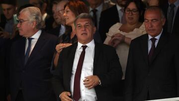 MADRID, SPAIN - OCTOBER 16: FC Barcelona President Joan Laporta (C) watches during the La Liga Santander match between Real Madrid and Barcelona at Stadio Santiago Bernabeu on October 16, 2022 in Madrid, Spain. (Photo by Burak Akbulut/Anadolu Agency via Getty Images)