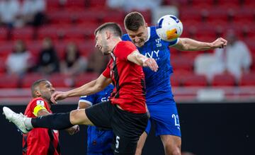 Milinkovic-Savic gana el salto para hacer el primer tanto del partido ante David García