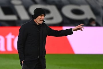 Zidane da instrucciones a sus jugadores, bajo la lluvia, en el partido del pasado martes contra el Getafe en el Di Stéfano.