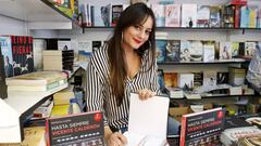 PATRICIA CAZON EN LA FERIA DEL LIBRO FIRMANDO HASTA SIEMPRE VICENTE CALDER&Oacute;N.