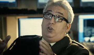 En la misma escena, el cómico vallisoletano comparte guardia con Chiquito en el que tienen una graciosa e intrascendente conversación.