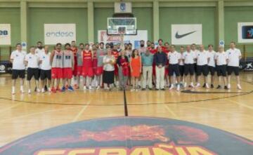Manuela Carmena posando junto a los integrantes de la selecci車n espa?ola.