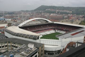 La catedral del fútbol español fue estrenada en agosto de 1913. Con tres remodelaciones en 1925, 1953 y 1982 tras casi 100 años de fútbol cerró de forma definitiva en 2013 y fue demolido en ese mismo periodo. En el mismo área se alzó el Nuevo Estadio de San Mamés con mayor capacidad, 53.331 localidades frente a las 29.750, y una cubierta moderna y vanguardista. Abierto en septiembre de 2013 y terminado en agosto de 2014.