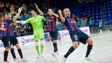Ferrao y varios jugadores del Barça celebran uno de los goles del equipo.