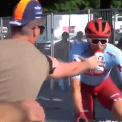 Increíble: un aficionado intenta arrancar de la boca el bidón a Haller y acaban encarados