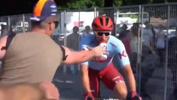 Ciclista se encara con aficionado tras intentar quitarle el termo