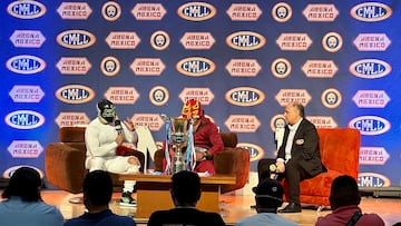 Momento en que Dragón Rojo Jr. (der) se encara con Templario (izq) en el CMLL Informa.