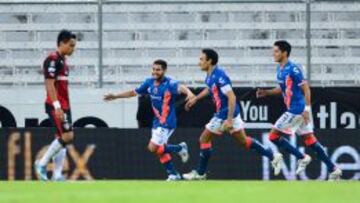 Daniel Villalba festeja la anotación que le dio la victoria a los Tiburones.