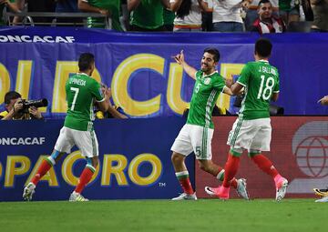 GLENDALE, AZ - JULY 20: Rodolfo Pizarro #15 of Mexico and teammates Orbelin Pineda #7 and Jesus Gallardo #18 celebrate a first half goal against Honduras in a quarterfinal match during the CONCACAF Gold Cup at University of Phoenix Stadium on July 20, 2017 in Glendale, Arizona.   Norm Hall/Getty Images/AFP
== FOR NEWSPAPERS, INTERNET, TELCOS & TELEVISION USE ONLY ==