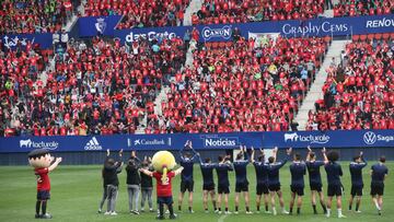 Jugadores rojillos saludan a los niños que poblaban las gradas de El sadar