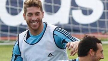 Ramos se entrena con el grupo y Del Bosque no da pistas