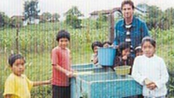 <b>COMPROMISO</b>. Fernando Morán suele viajar a Suramérica para ayudar a ONGs.