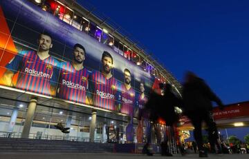 BARCELONA, SPAIN - FEBRUARY 06: Fans wa past the main access to the stadium prior to the Copa del Semi Final first leg match between Barcelona and Real Madrid at Nou Camp on February 06, 2019 in Barcelona, Spain. (Photo by Angel Martinez/Getty Images)