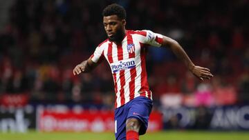 Lemar controla el balón con el Atlético.