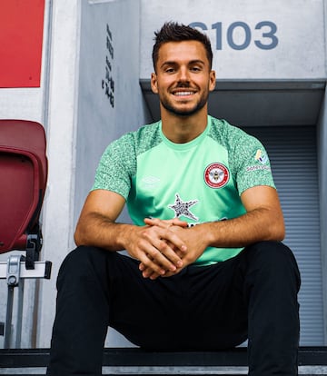 Con tan sólo 23 años ha jugado en tres países y participado en unos Juegos Olímpicos con España. Jugó en el filial del A.S. Mónaco, tiene contrato con el Huesca y se encuentra cedido en el Brentford de la Premier League. Comparte vestuario y posición en el campo con su compatriota David Raya.