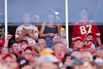 La cantante nacida en West Reading, un borough ubicado en el condado de Berks en el estado estadounidense de Pensilvania, ha vuelto a las gradas del Arrowhead Stadium para apoyar una temporada más a su novio, Travis Kelce y su amigo Patrick Mahomes durante el duelo entre Kansas City Chiefs y los Baltimore Ravens.