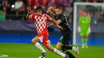 GIRONA , 02/10/2024.- El centrocampista del Girona Bryan Gil (i) se escapa del eslovaco David Hancko, del Feyenoord, durante el partido de Liga de Campeones de fútbol entre el Girona y el Feyenoord, este miércoles en el estadio de Montilivi. EFE/ Siu Wu
