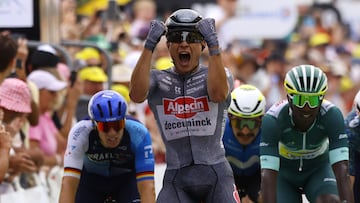 Saint-amand-montrond (France), 09/07/2024.- Belgian rider Jasper Philipsen of Alpecin - Deceuninck celebrates as he crosses the finish line to win the tenth stage of the 2024 Tour de France cycling race over 187km from Orleans to Saint-Amand-Montrond, France, 09 July 2024. (Ciclismo, Francia) EFE/EPA/KIM LUDBROOK