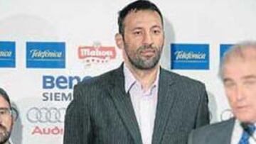 <b>EQUIPO AL COMPLETO. </b>Vlade Divac, entre el entrenador Joan Plaza y el presidente Ramón Calderón.
