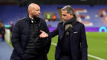 Gretar Rafn Steinsson y Fabio Paratici, directivos del Tottenham, hablan antes de un partido.