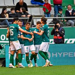 El Racing de Ferrol reacciona a tiempo para mirar al playoff