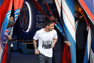 Así salía Leo Messi al Parque de los Príncipes durante el acto de presentación.