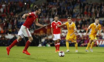 Gareth Bale anotó el gol 4-0 de penalti para Gales frente a Moldavia