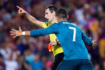 El portugu¨¦s recibi¨® doble amarilla durante el partido de ida de la Supercopa de Espa?a. La primera fue por quitarse la camiseta en la celebraci¨®n de su gol, y la segunda, por fingir una falta, seg¨²n interpret¨® el ¨¢rbitro. Recibi¨® la mayor sanci¨®n de su carrera hasta la fecha, cinco partidos por empujar al colegiado De Burgos Bengoetxea.