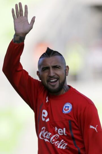 Arturo Vidal saluda a los hinchas en la previa del Chile Per&uacute;.