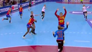 Ainhoa Hernández bloquea el saque de Wester durante la final del Mundial de Balonmano Femenino entre Holanda y España.