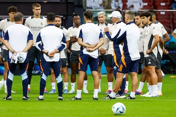 El entrenador del Real Madrid, el italiano Carlo Ancelotti, da instrucciones a sus jugadores en el entrenamiento del equipo este martes en Varsovia, en la víspera del partido de la Supercopa de Europa de fútbol que enfrenta a su equipo con el Atalanta. 