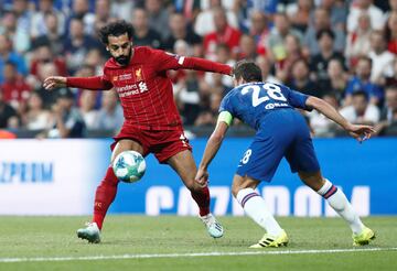 Mohamed Salah y Cesar Azpilicueta.