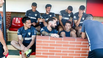 Imagen del pasado verano con Okazaki (a la izquierda) con jugadores del M&aacute;laga en el palco de Algeciras