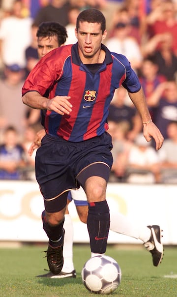 Debutó con el Barcelona en 2001 y jugó con el equipo blaugrana hasta 2003.