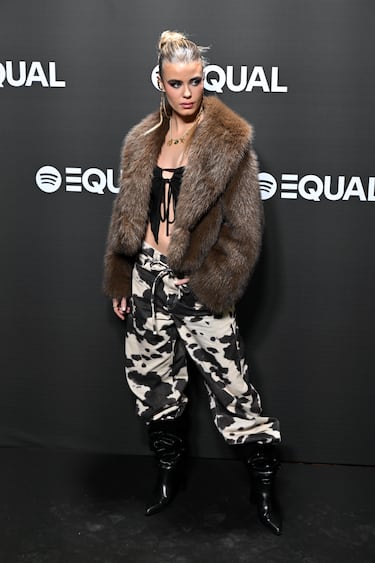 Sazza posa en la alfombra roja de  segunda edición de la gala benéfica en apoyo a las mujeres en la industria.