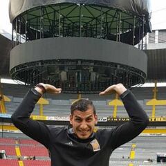 Nahuel Guzmán se burla de la pantalla del Estadio Jalisco