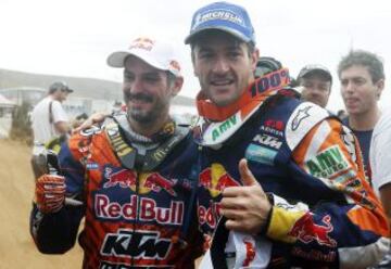 El español Marc Coma (d-primer puesto) celebra su triunfo con Jordi Viladoms (segundo puesto), tras finalizar la última etapa del Rally Dakar 2014 en la localidad de Illapel, a 150 kilómetros de Valparaíso (Chile).